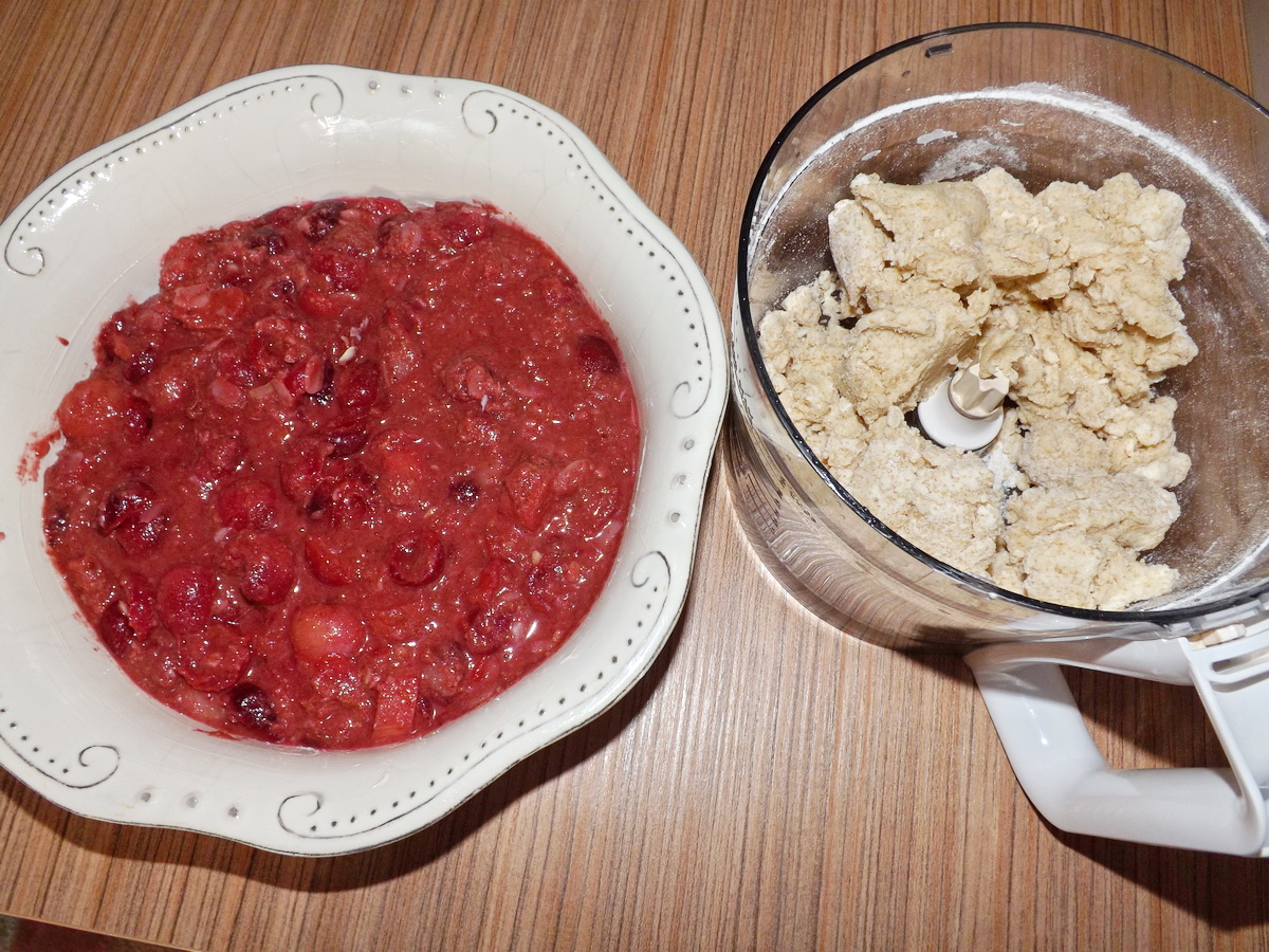 Crumble cu fructe de sezon, biscuiti si fulgi de migdale