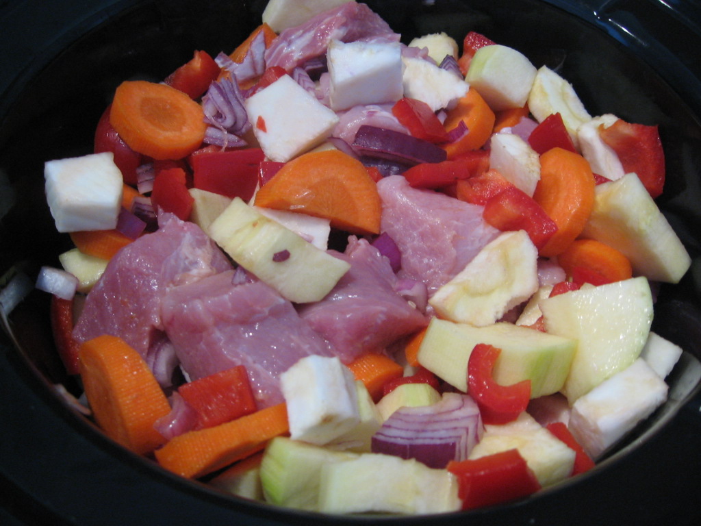 Tocana de legume cu carne de porc la slow cooker Crock-Pot