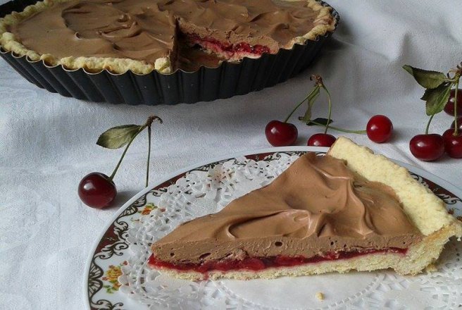 Tarta cu jeleu de visine si crema de ciocolata