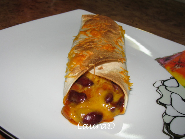 Tortillas cu fasole in sos picant si branza cheddar