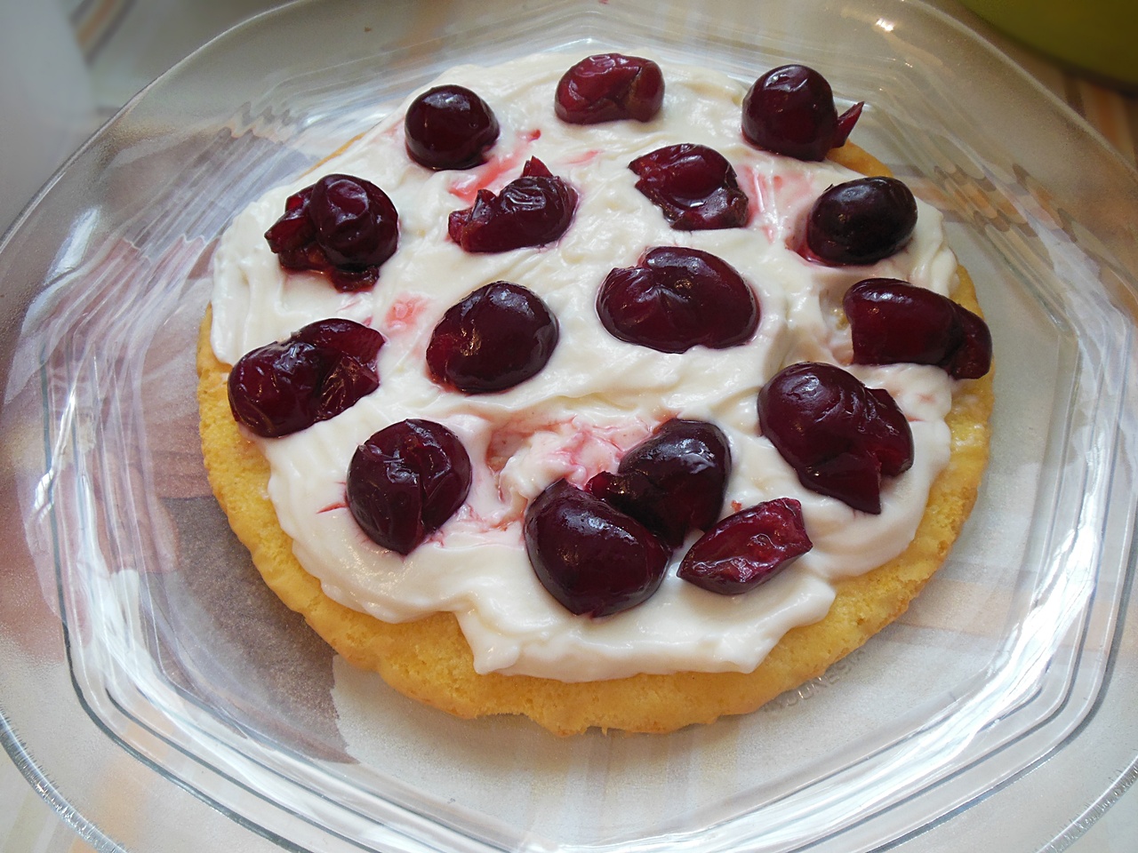 Tort cu crema de vanilie, visine si piersici