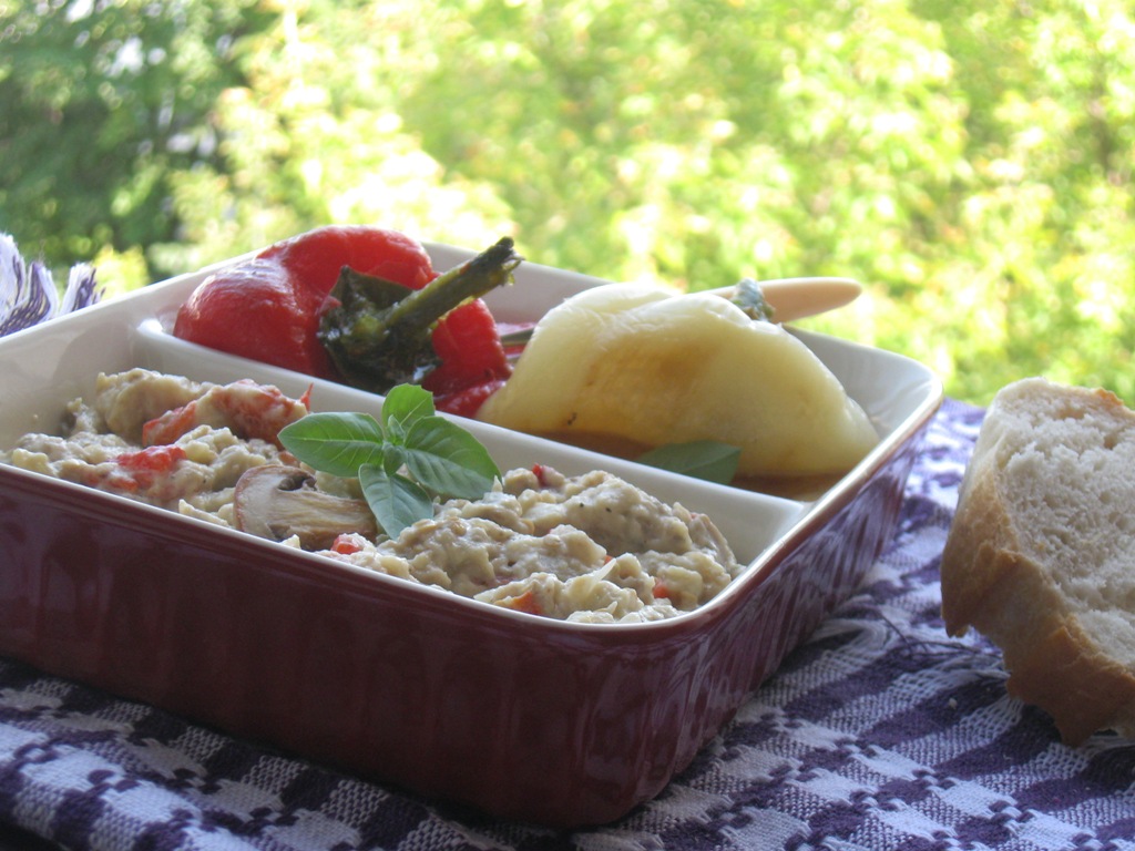 Salata de vinete cu ardei copti si ciuperci