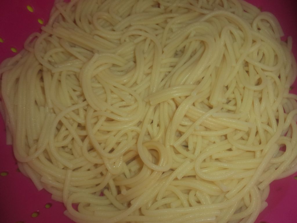 Spaghete cu ciuperci si carnati afumati