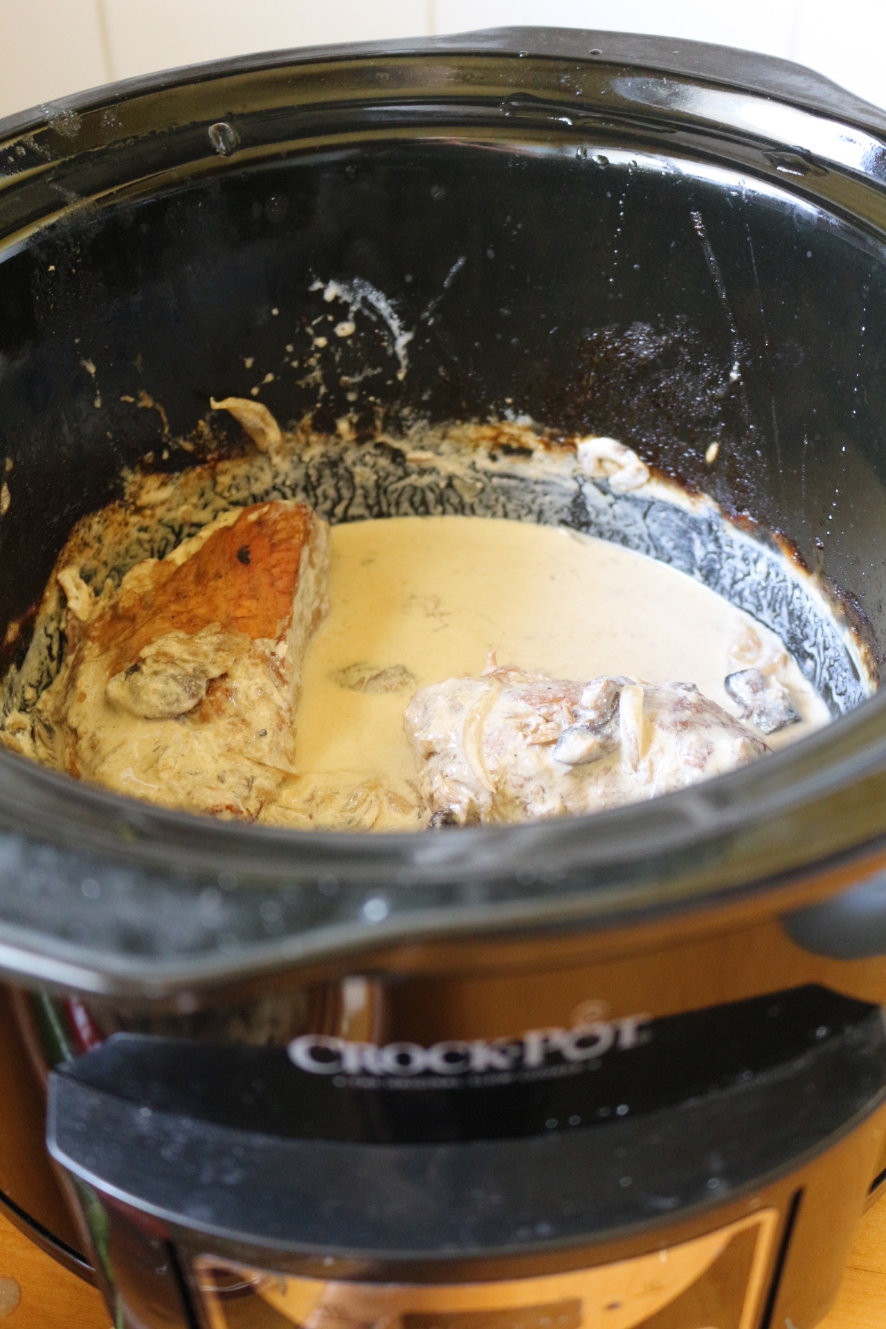 Porc cu smantana si ciuperci la slow cooker Crock-Pot 4,7 L