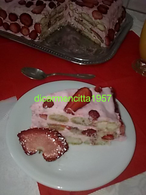 Tort de capsuni cu crema de iaurt.