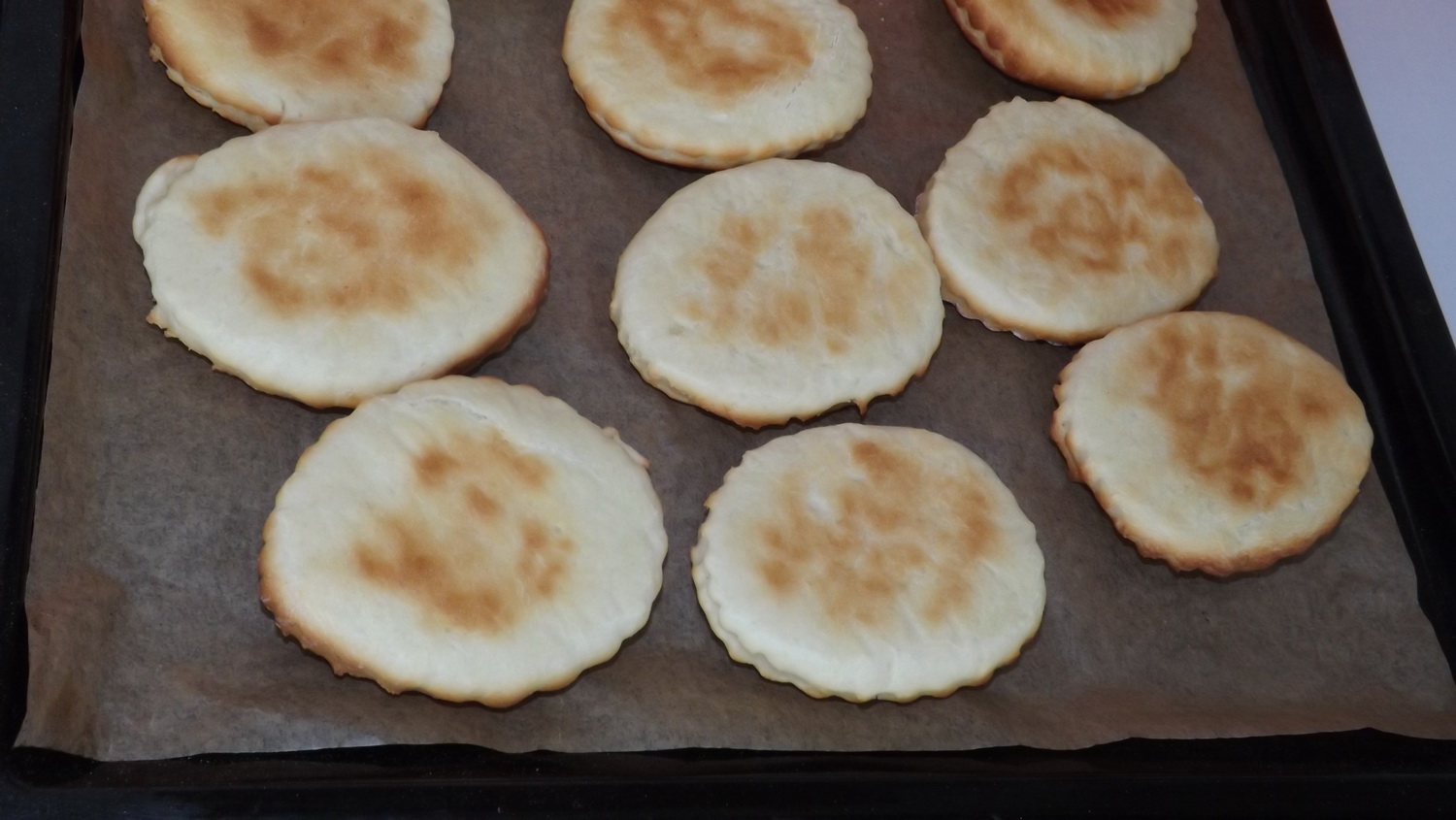 Tartine cu branza, nuci si pere