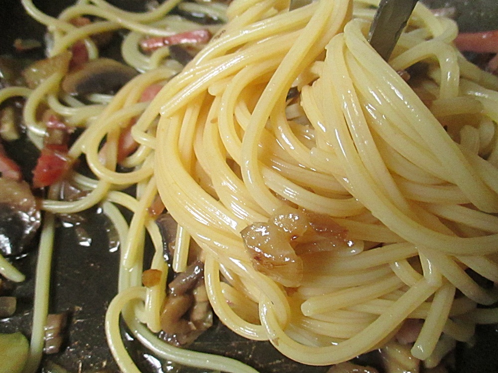 Spaghete cu ciuperci si speck