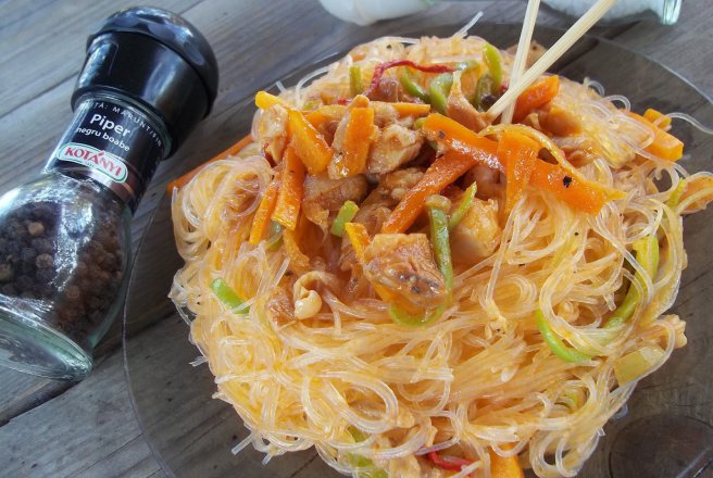 Paste chinezesti (noodles) cu pui si legume