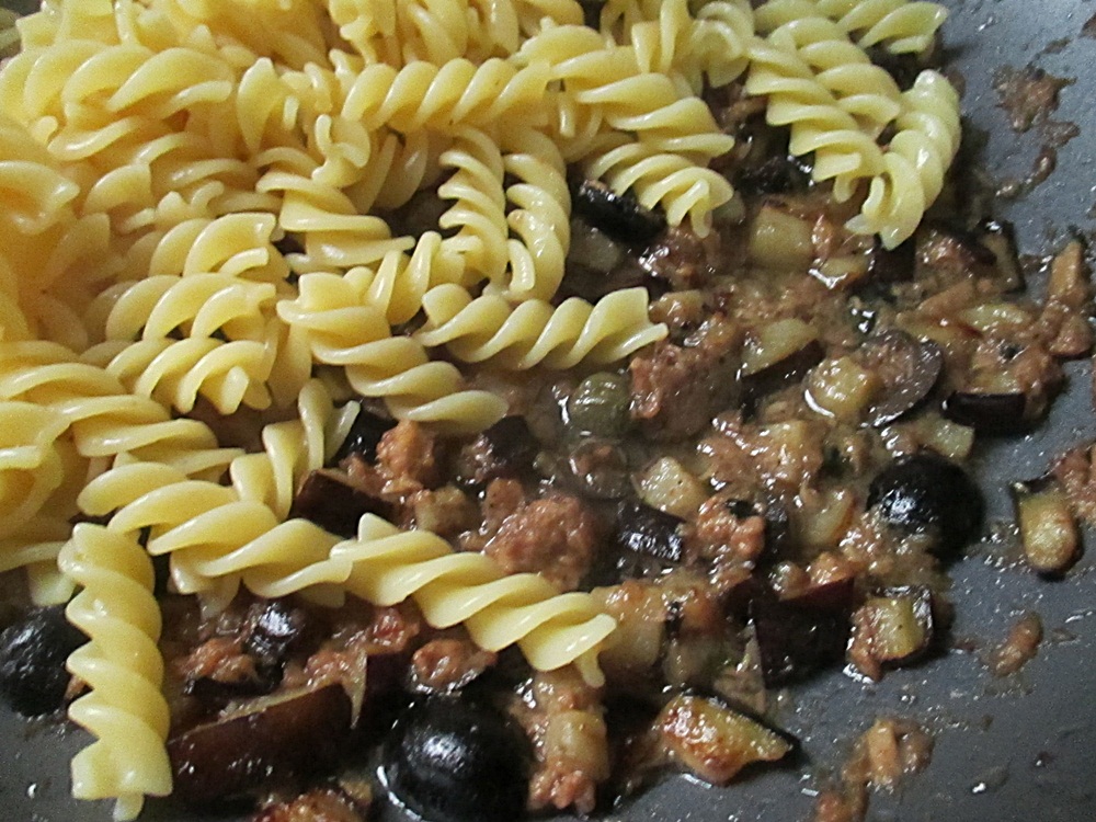 Fusilli cu ragu de ton,vanata si capere