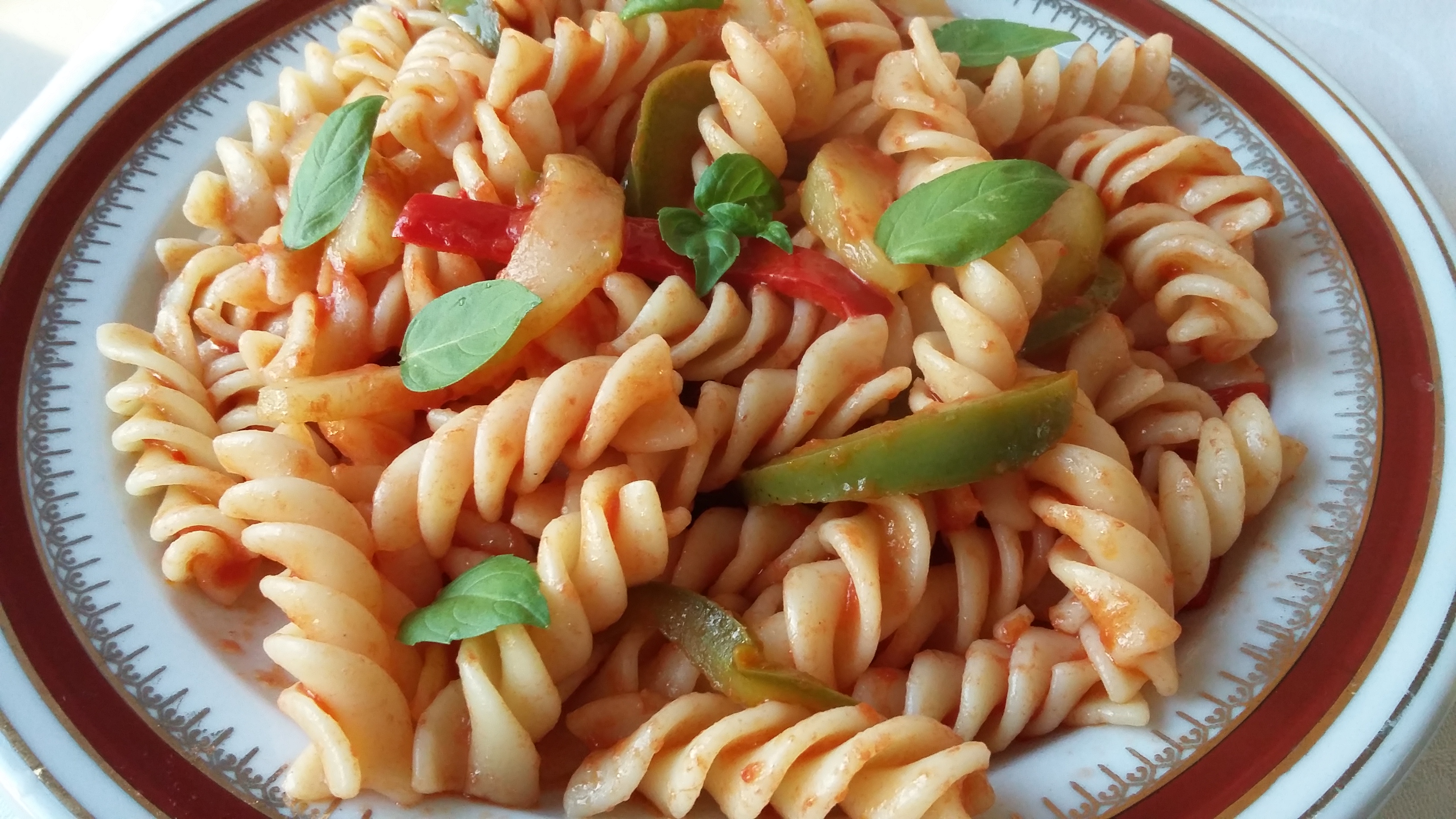 Fusilli cu legume și chilli