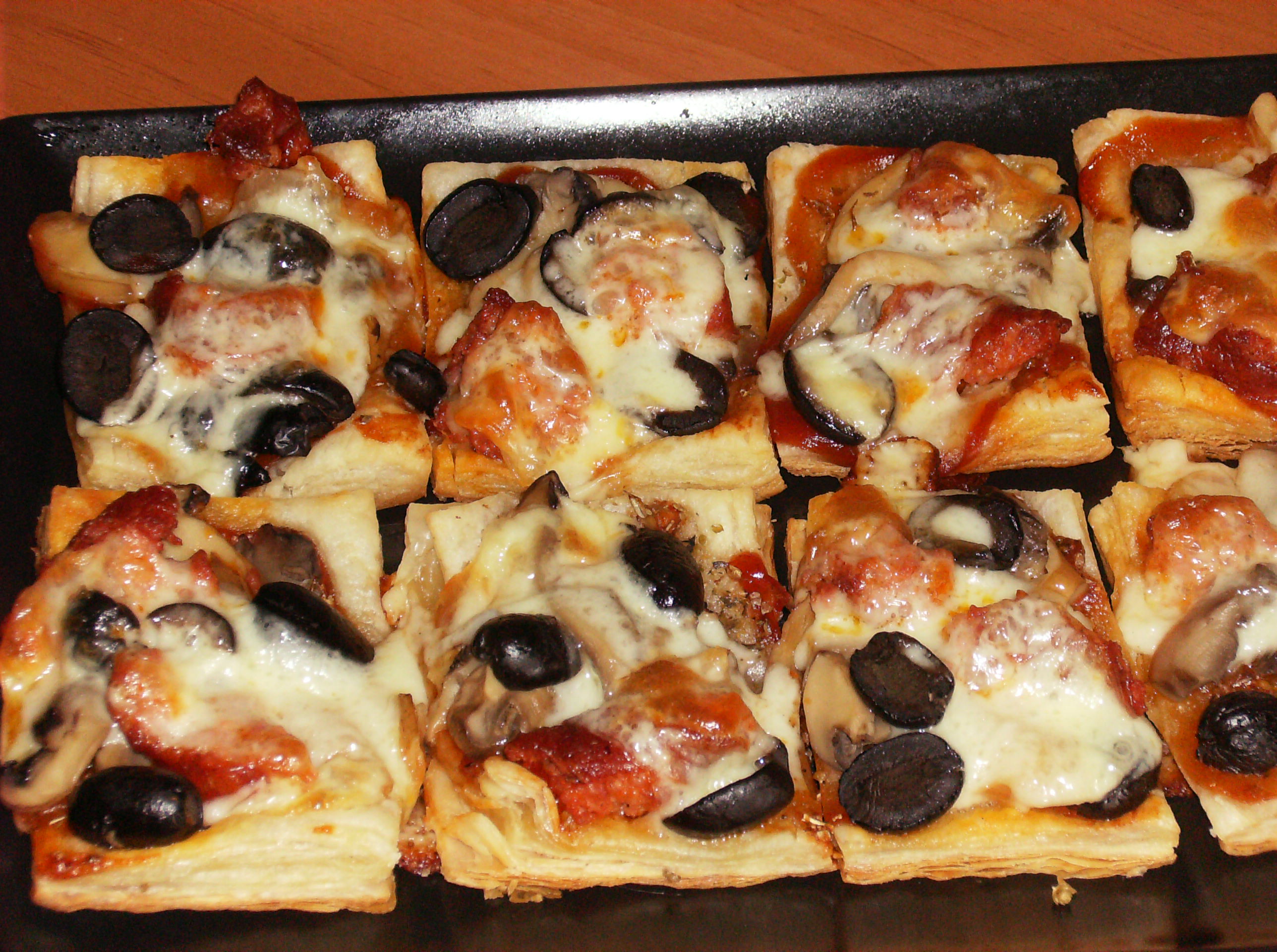 Pizza pe blat de foietaj (16 mini pizza în câteva minute)