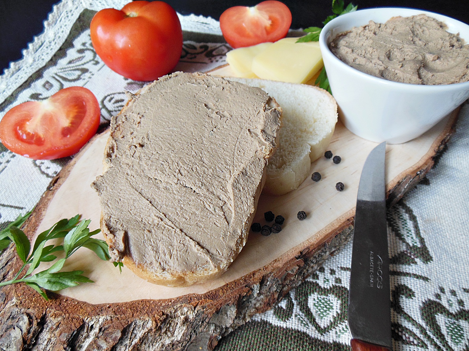 Pate de casa, din ficat de pui, reteta unui aperitiv gustos