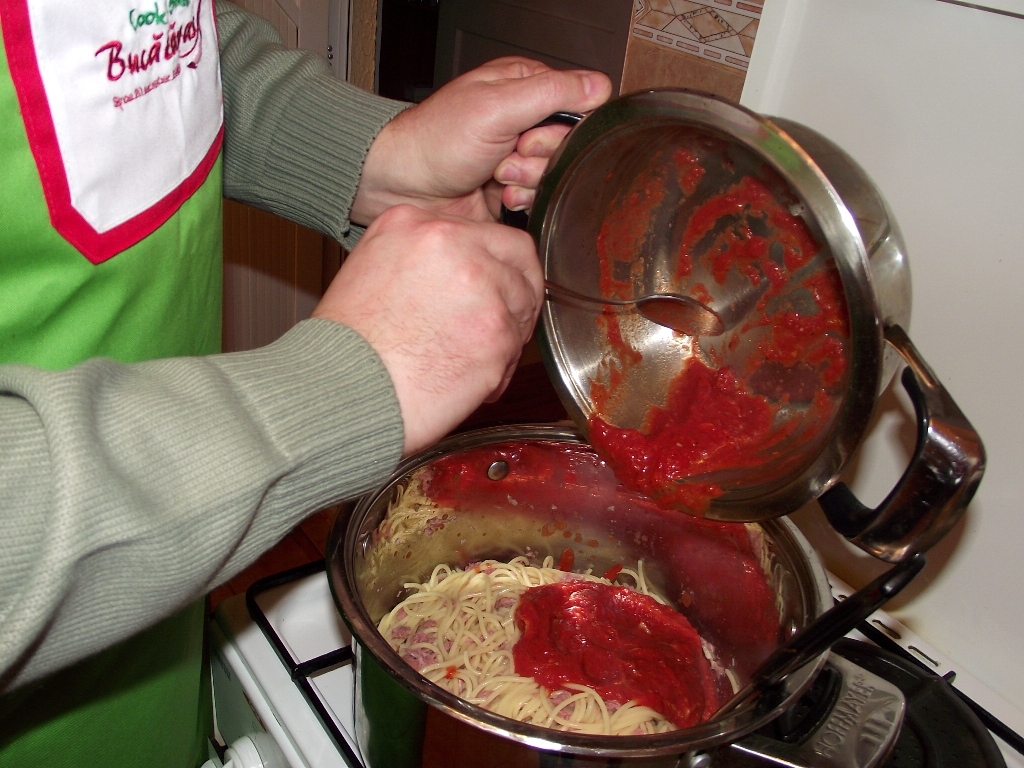 Spaghetti cu conserva din carne si sos de rosii cu usturoi