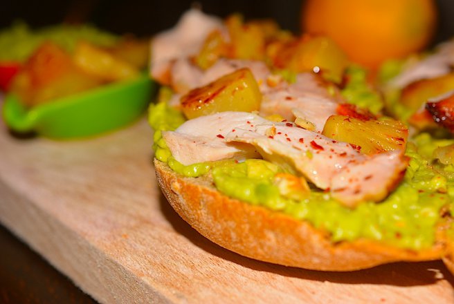 Sandwich cu pui, guacamole si ananas la grill