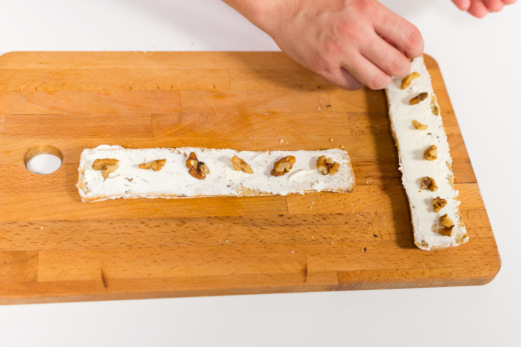 Sandwich cu crema de branza cu smantana Delaco, nuci si miere