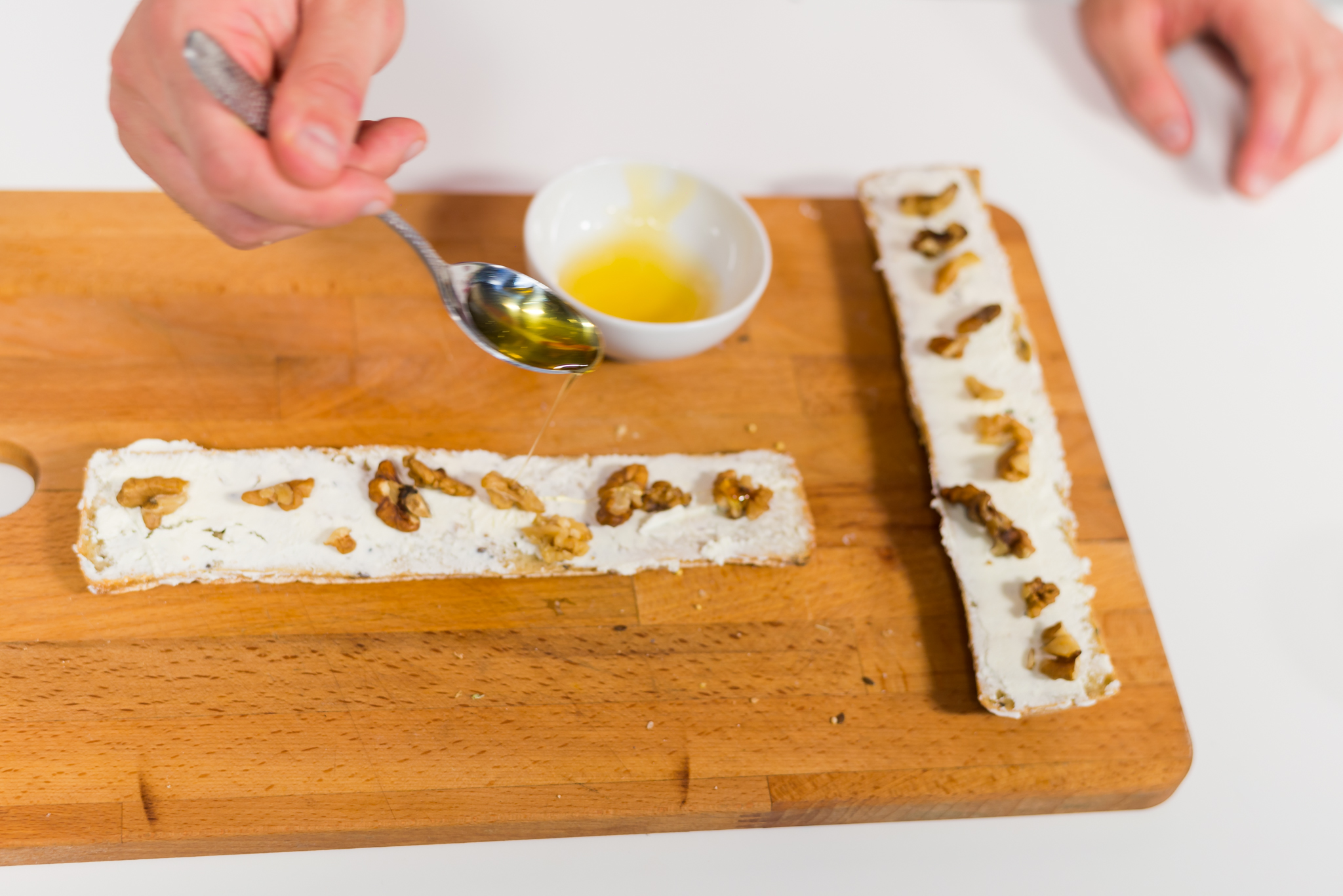 Sandwich cu crema de branza cu smantana Delaco, nuci si miere