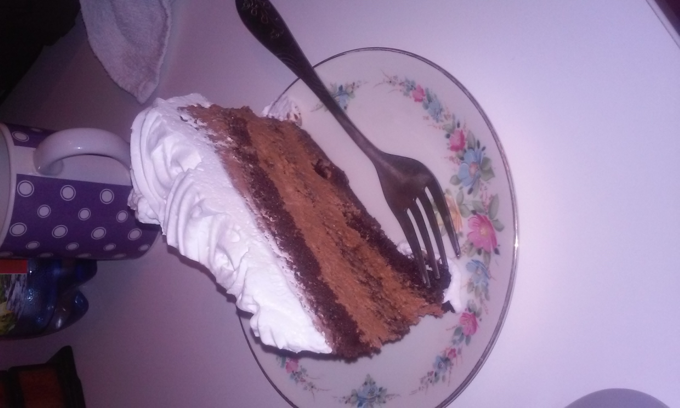 Tort cu mousse de ciocolata, alune si frisca