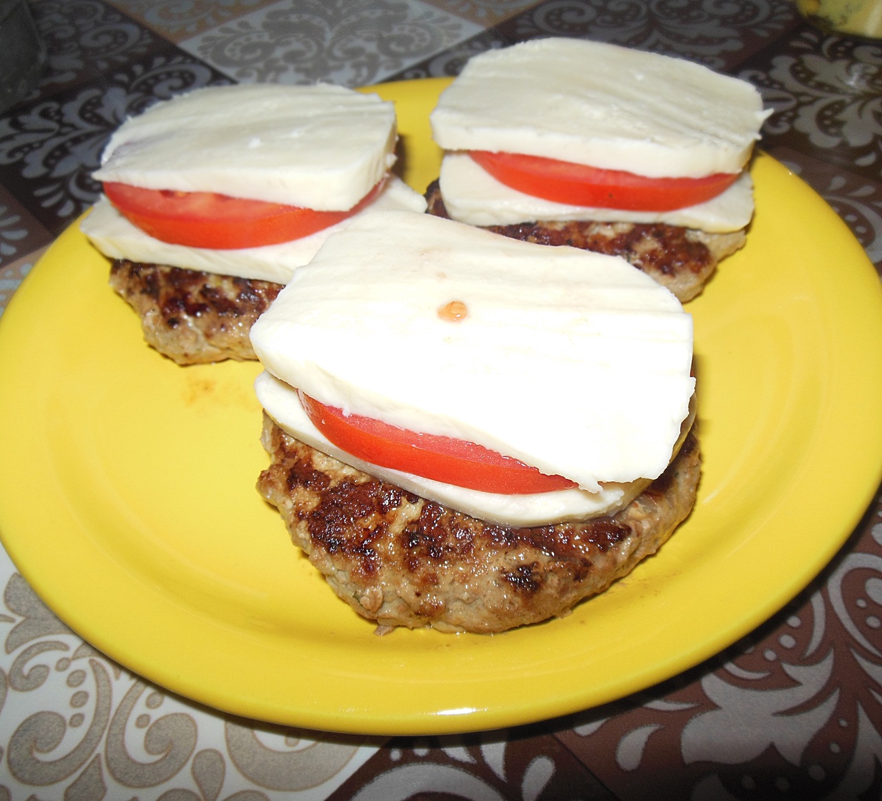 Burger cu rosii si mozzarella