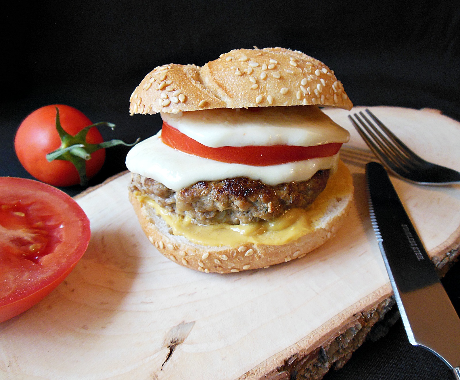 Burger cu rosii si mozzarella