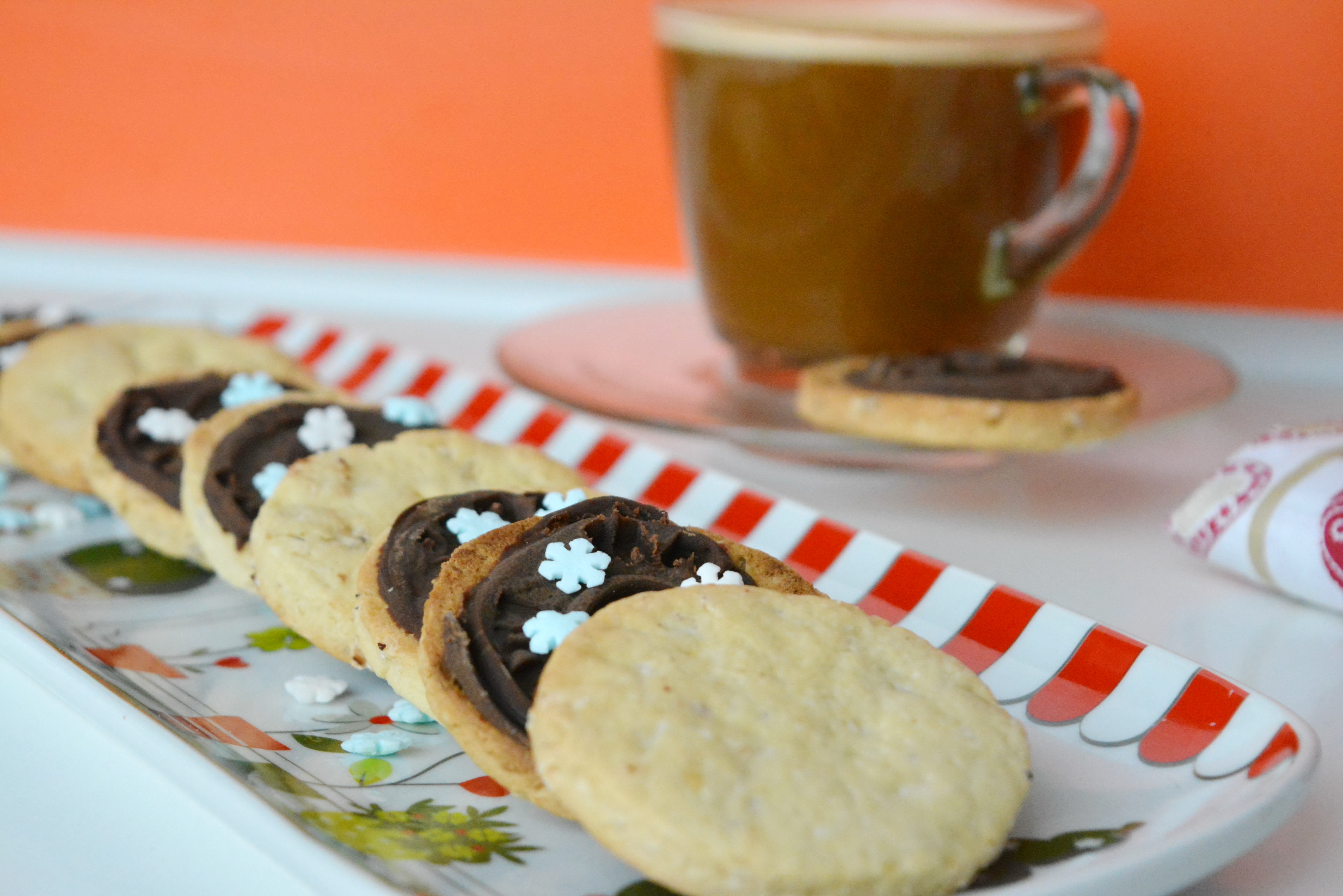 Biscuiti cu alune de padure si ciocolata