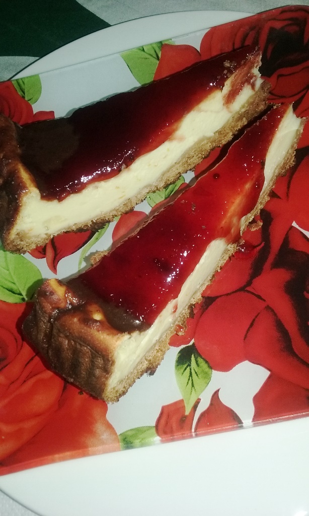 Cheesecake cu aroma de portocale si gem de coacaze