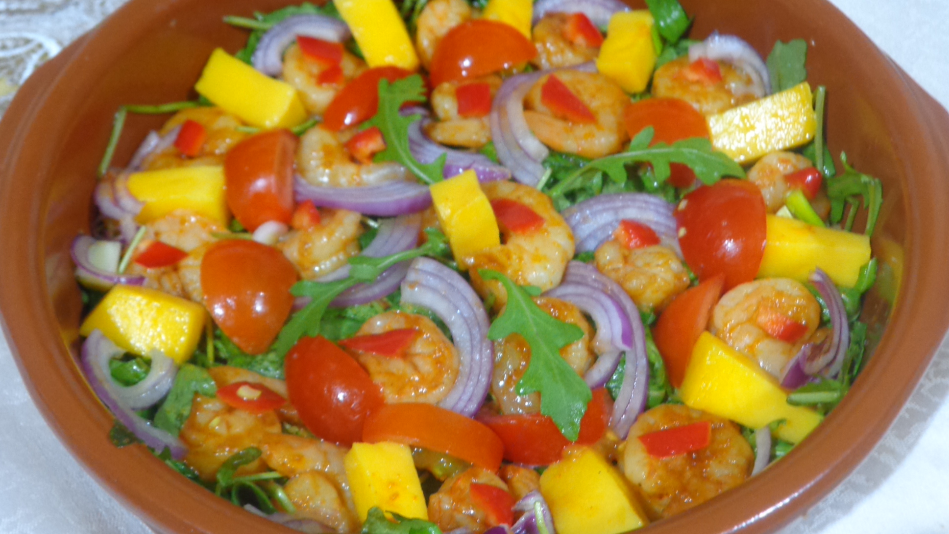 Salata de creveti, rucola si mango