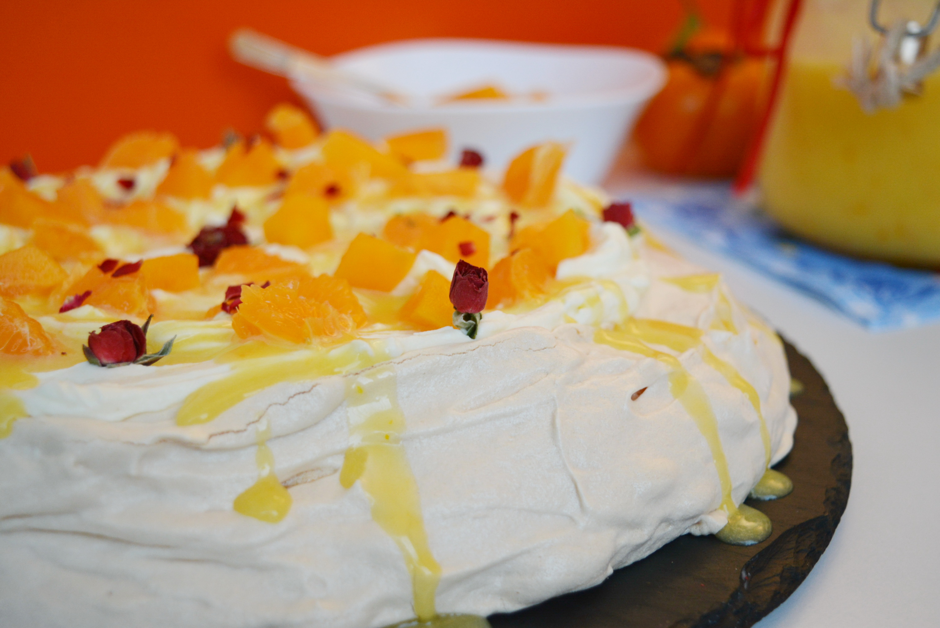 Pavlova cu orange curd, frisca, portocale si kaki