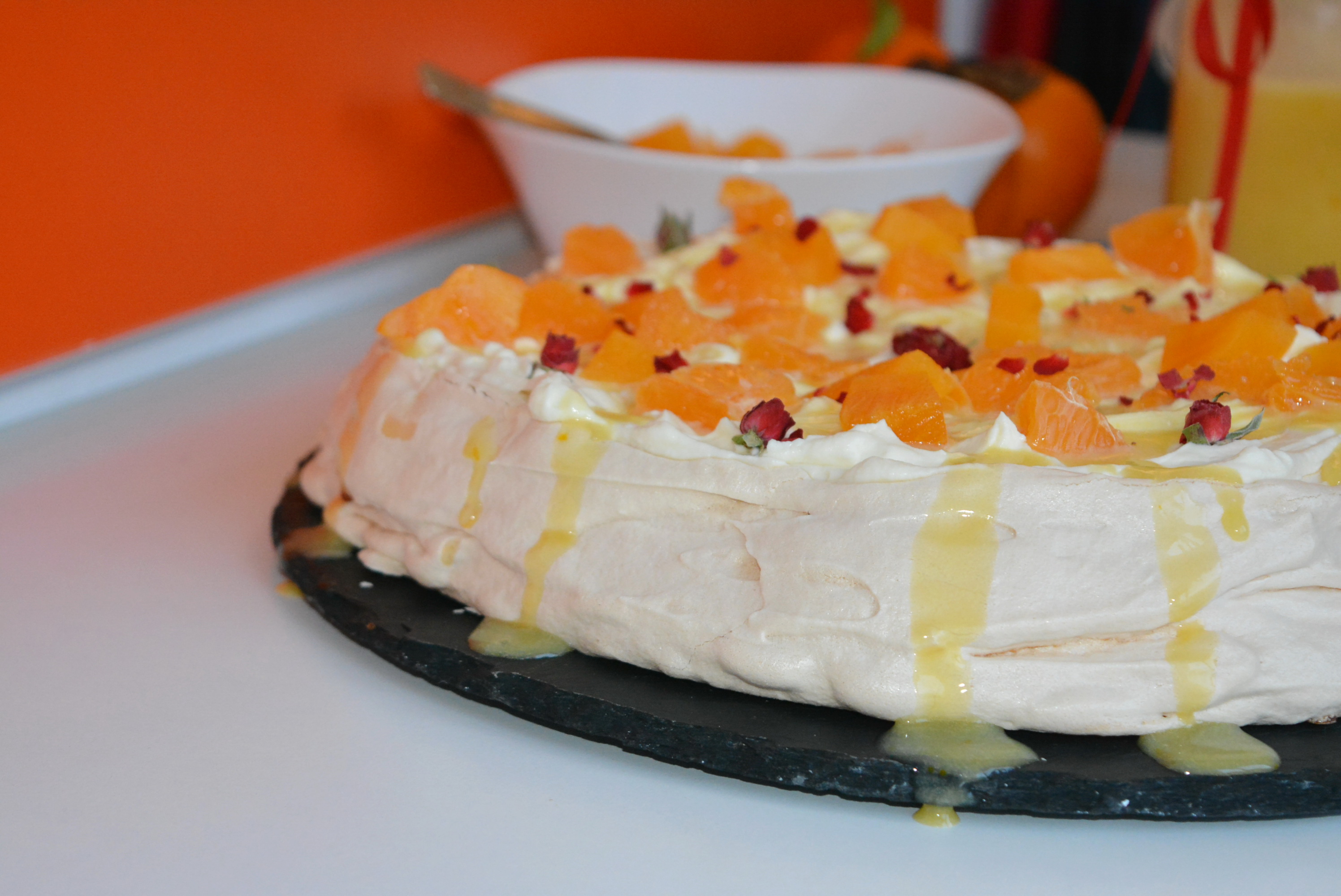 Pavlova cu orange curd, frisca, portocale si kaki