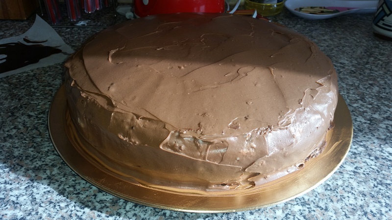 Tort aniversar cu crema de ciocolata ,mousse de zmeura si banda de ciocolata