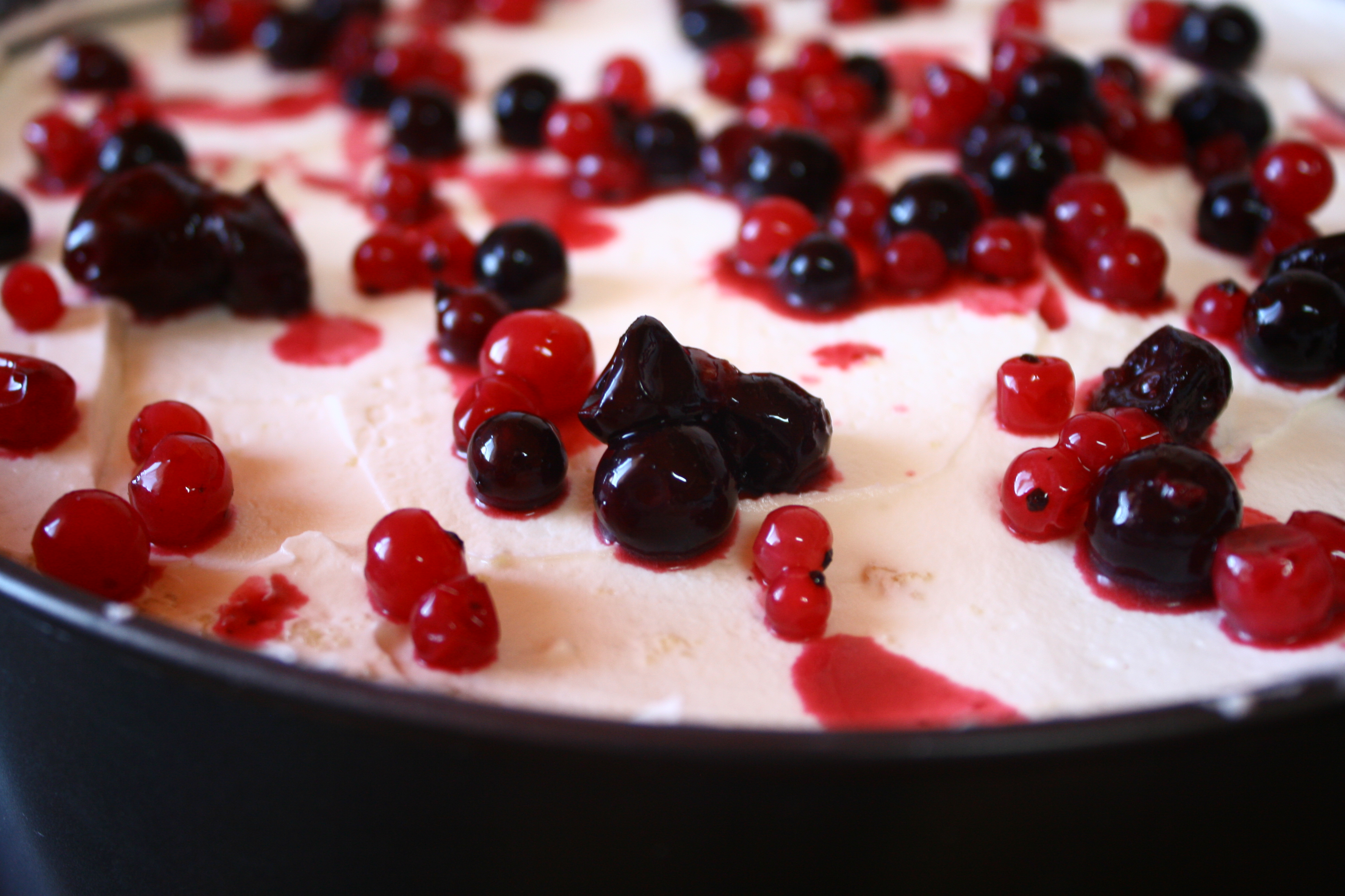 Tort cu crema de mascarpone si fructe de padure