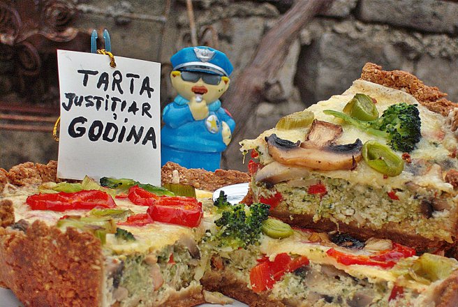 Tarta cu blat de sticksuri Justitiarul Godina