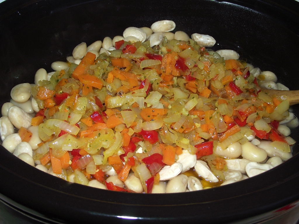 Fasole scazuta, de post, preparata la slow cooker Crock-Pot