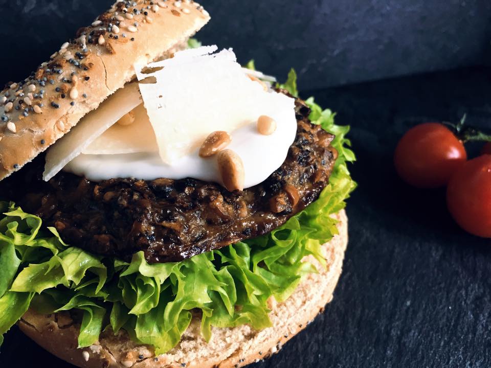 Burger vegetarian cu maioneza cu trufe si muguri de pin