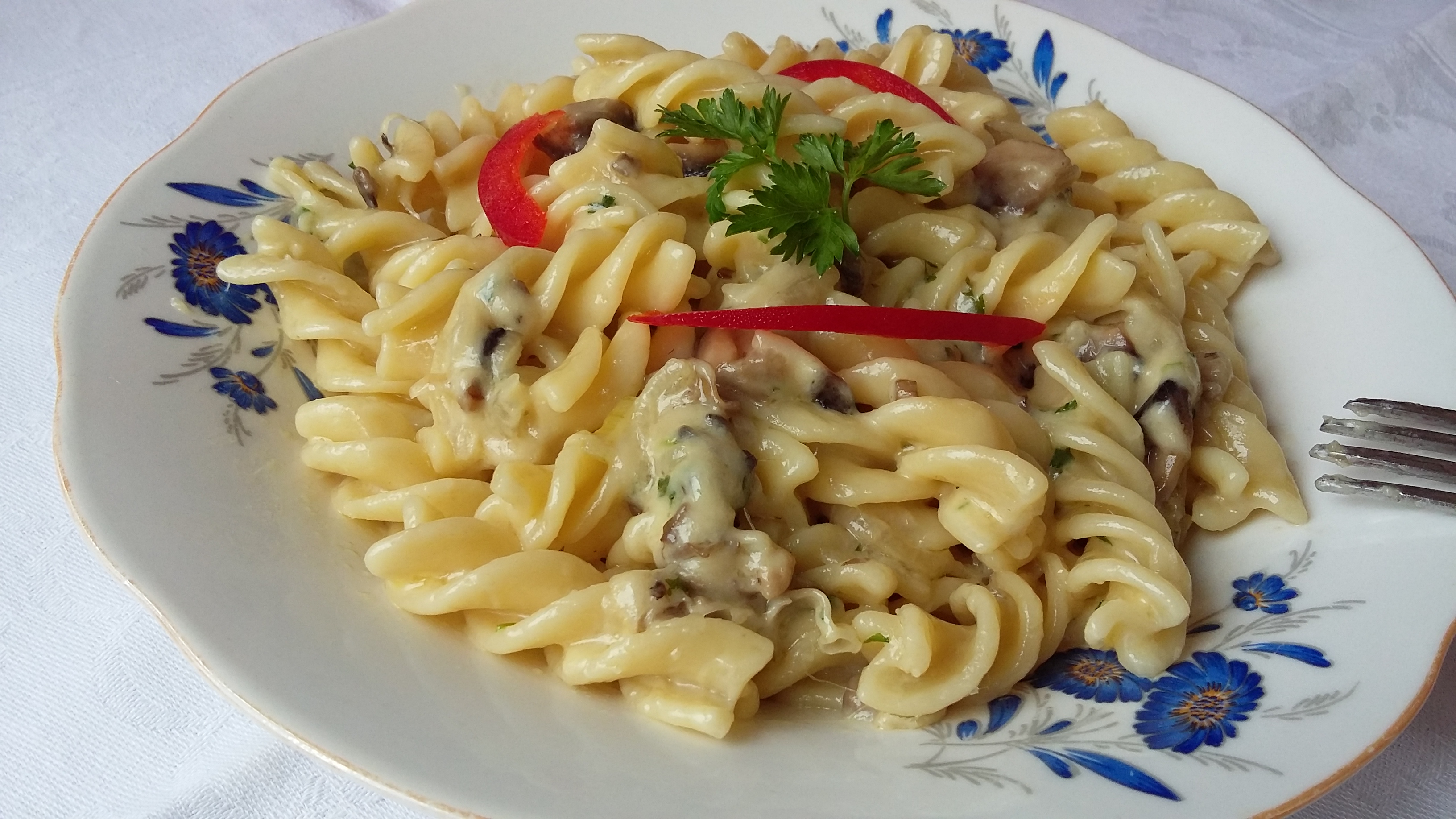 Fusilli cu ciuperci, usturoi si branza