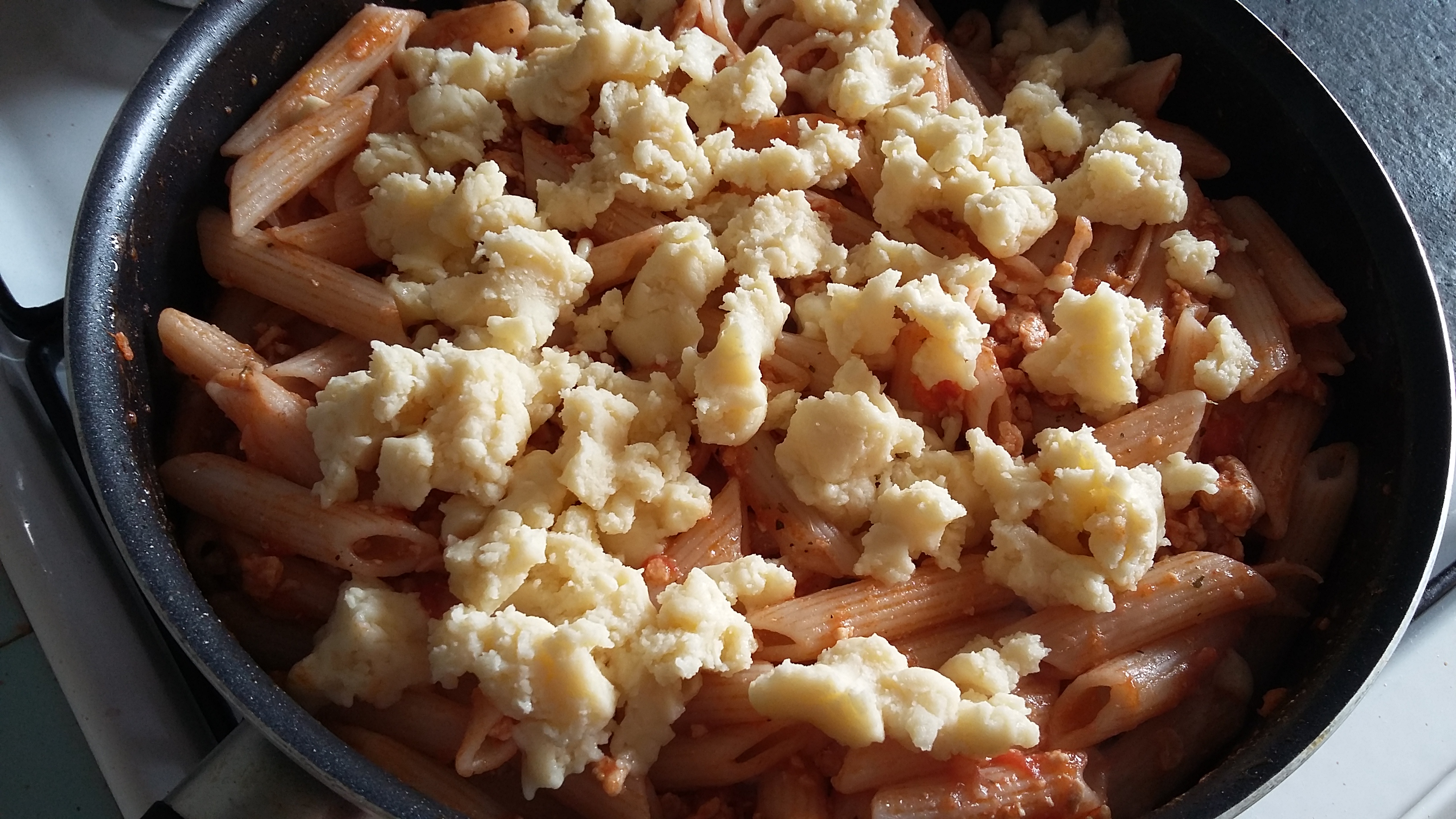 Penne cu carne tocata si sos de rosii