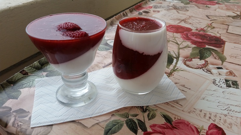 Panna cotta cu capsuni