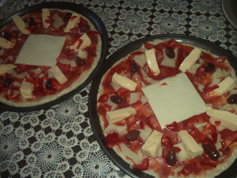 Pizza din aluat cu masline si fulgi de ovaz