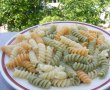 Salata de paste cu carnati, telemea si sos pesto-3