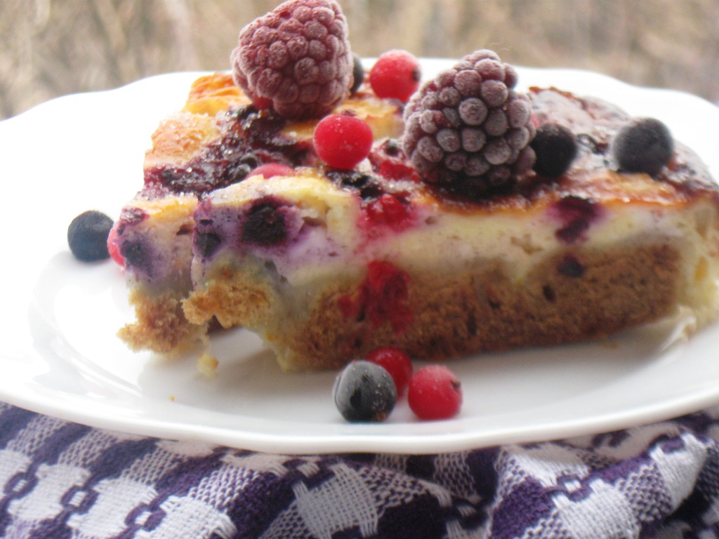 Tarta cu branza si fructe de padure