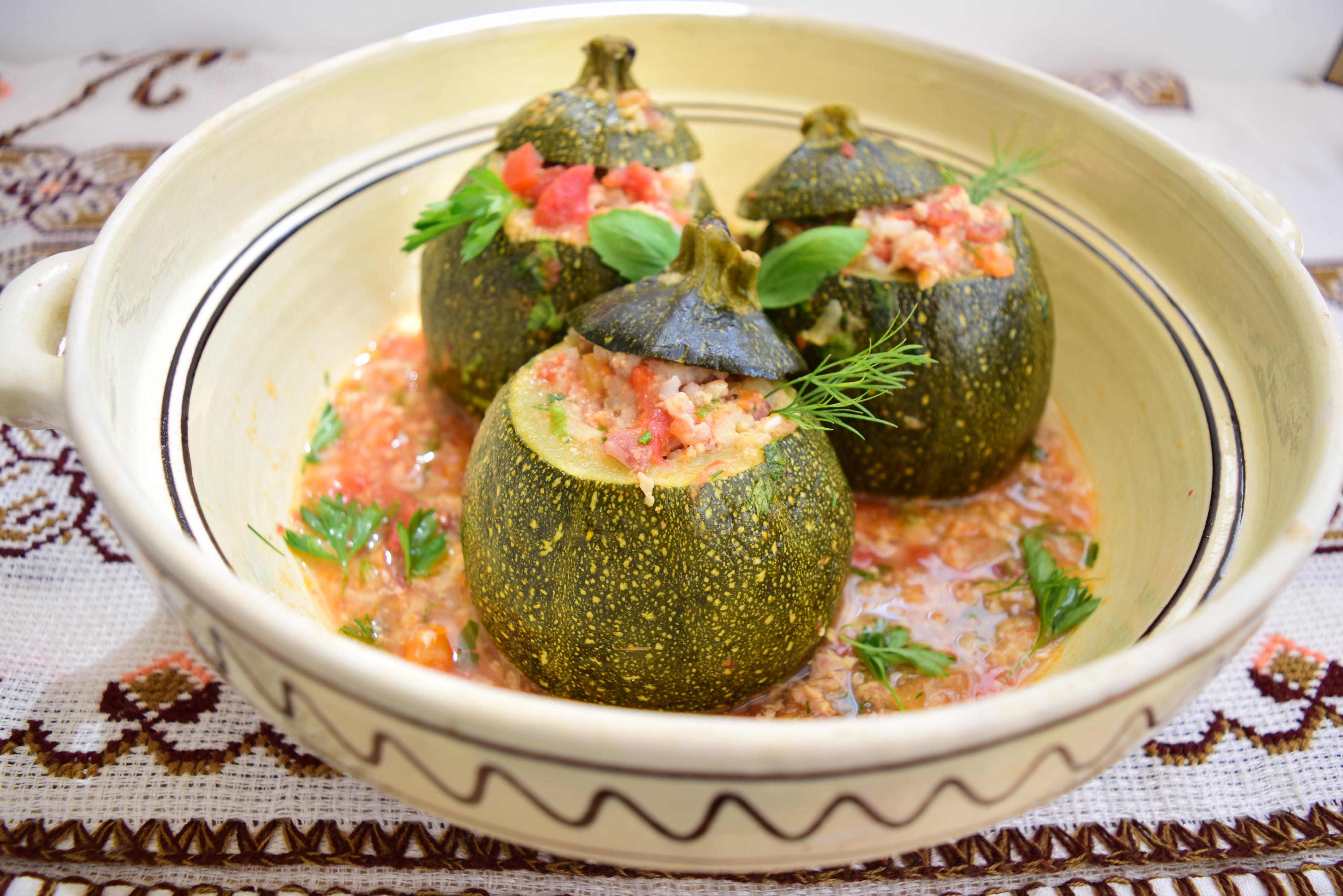 Zucchini rotunzi umpluti cu carne si legume