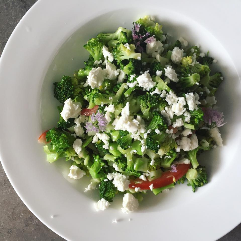 Salata de broccoli cu branza Feta si flori de chives