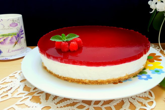 Cheesecake cu jeleu de zmeura