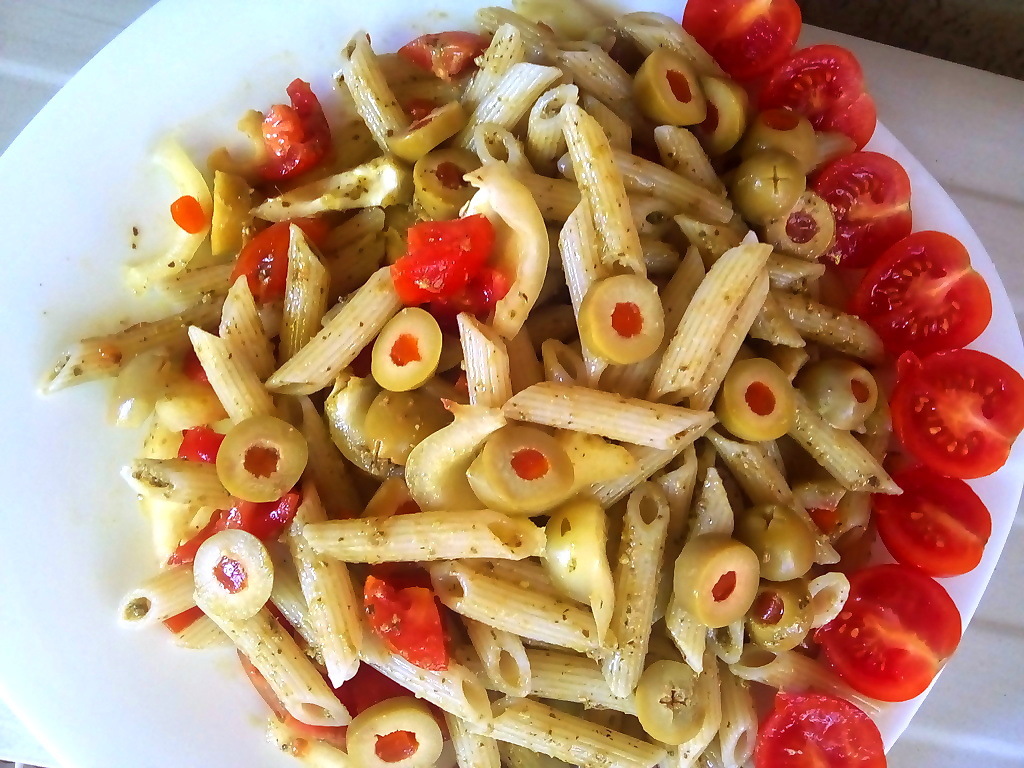 Salata de penne cu sos pesto