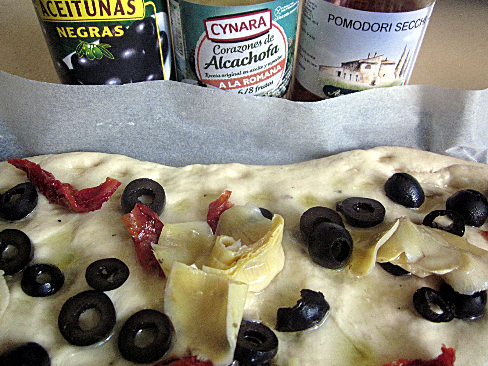 Focaccia cu anghinare, sparanghel, rosii, masline si branza