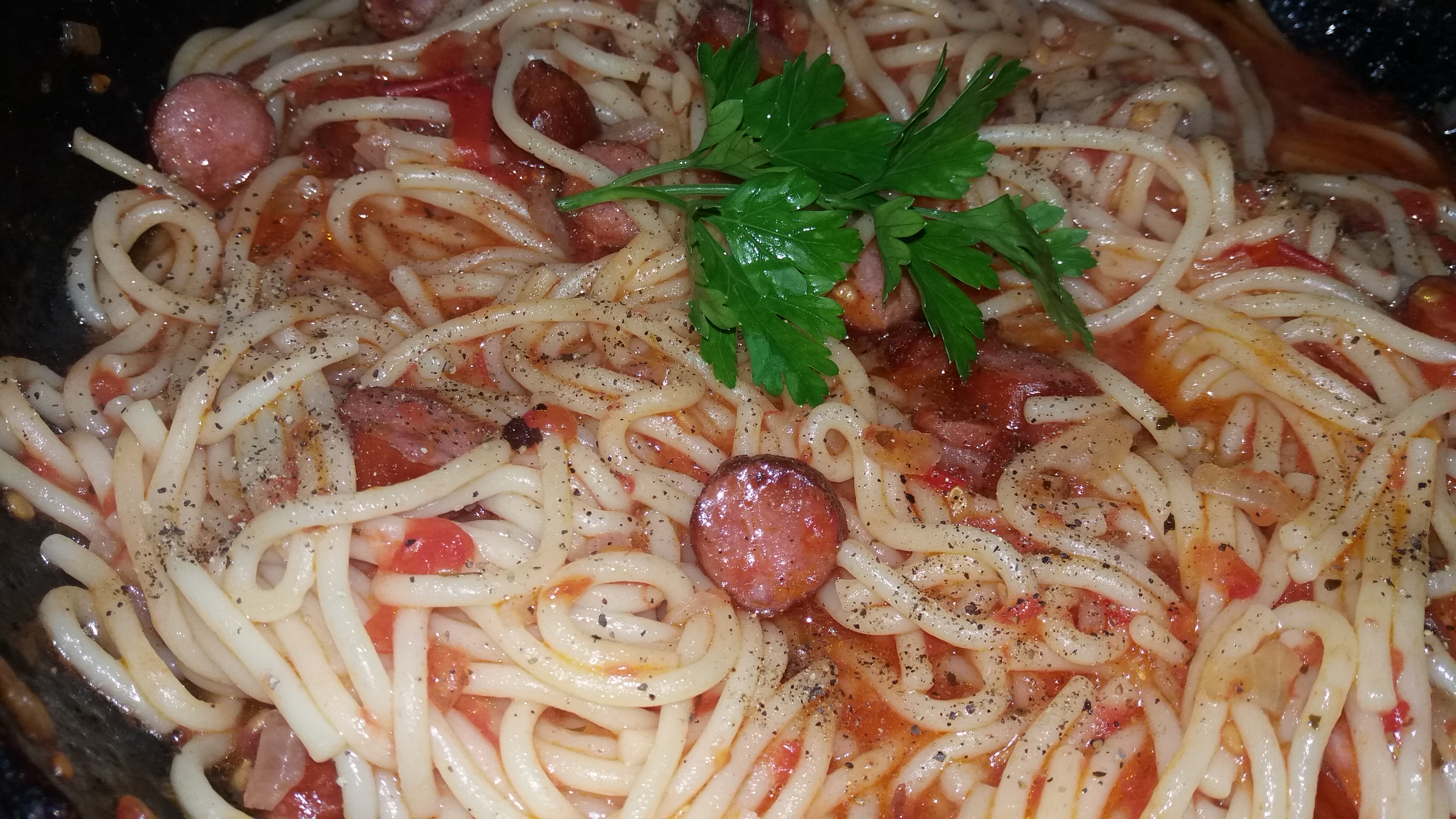 Spaghetti cu carnati reteta rapida si delicioasa