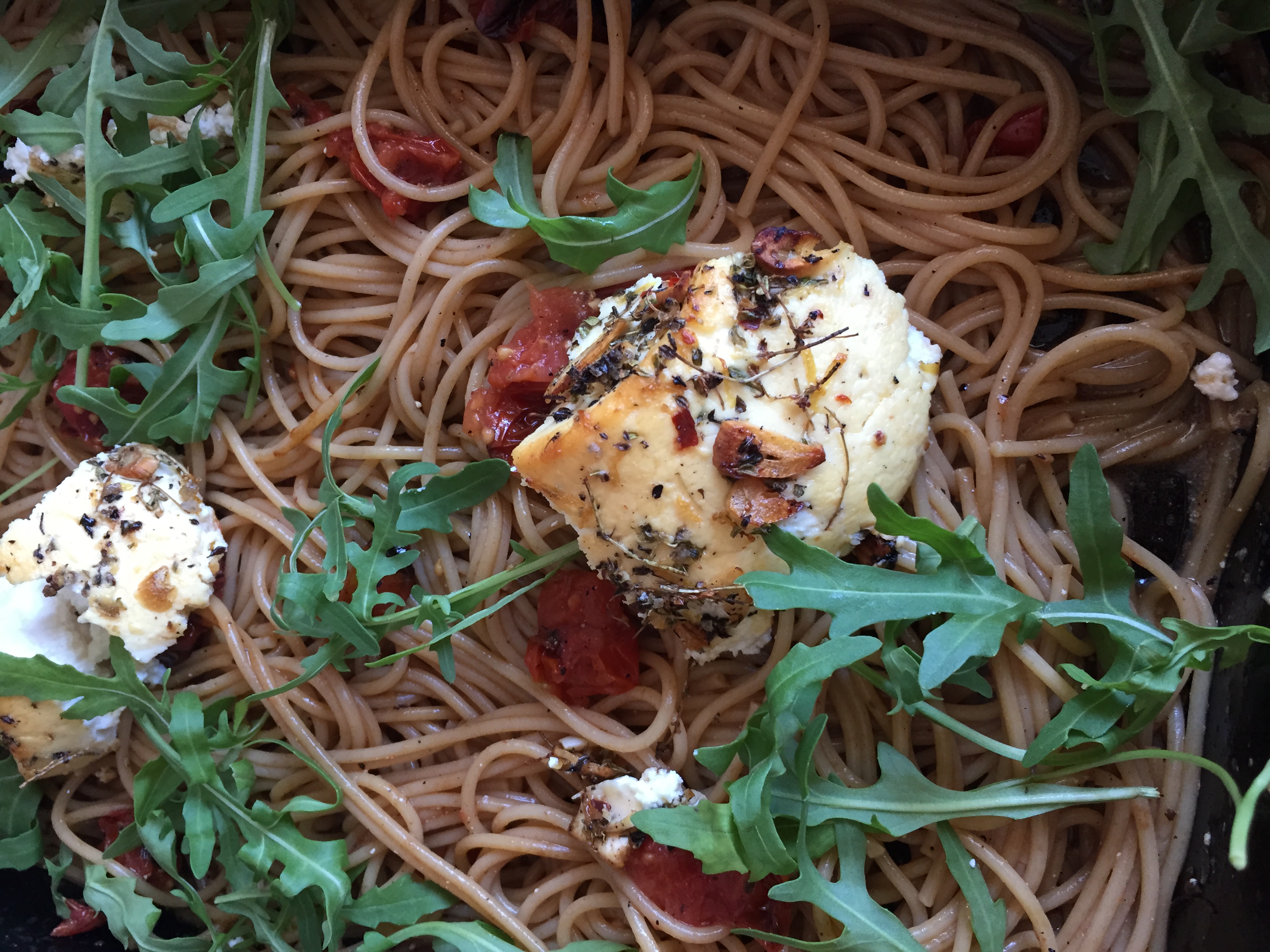 Spaghete integrale cu rosii cherry si ricotta la cuptor