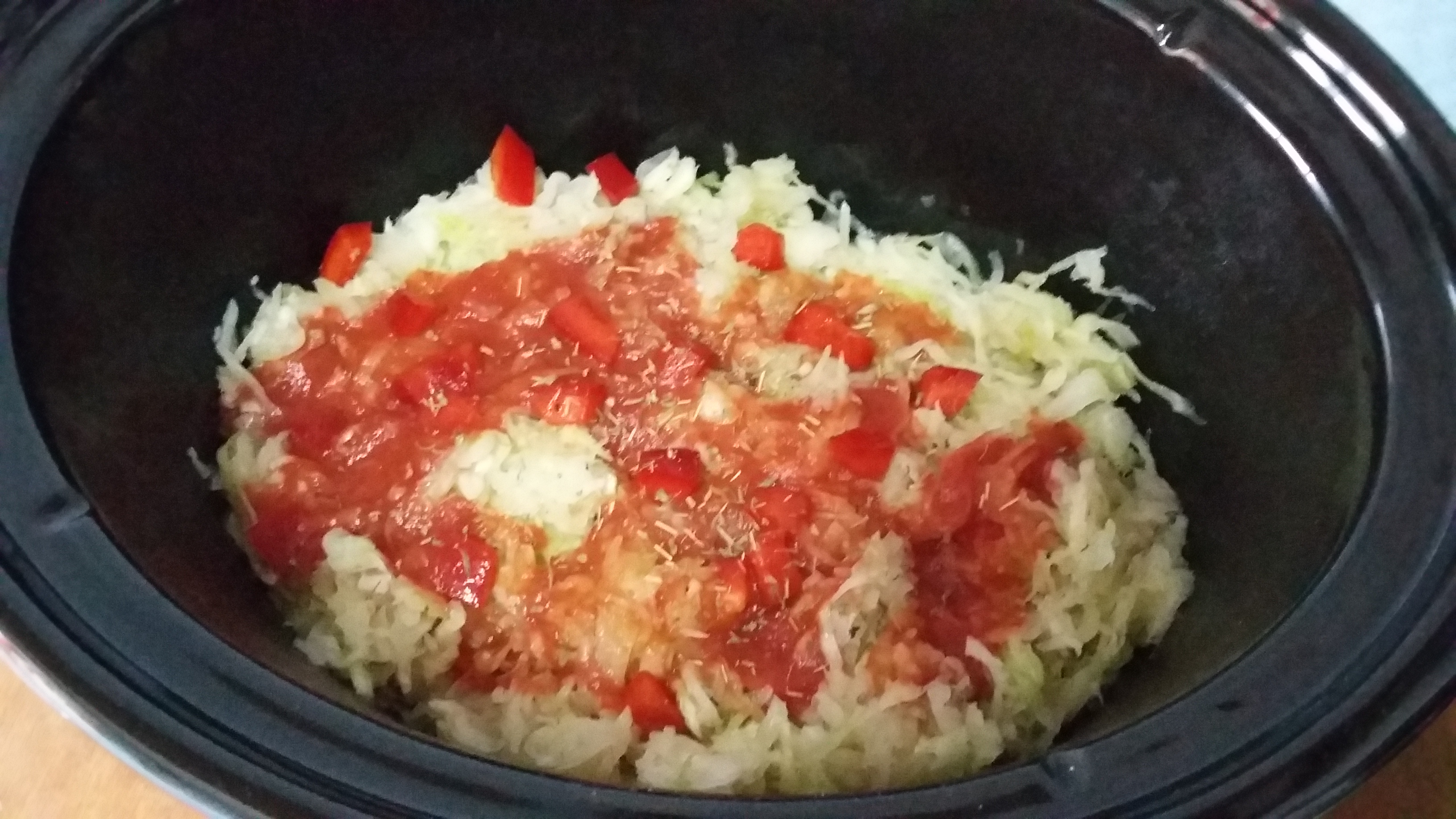 Varza dulce cu carnati si carne de porc la slow cooker Crock-Pot