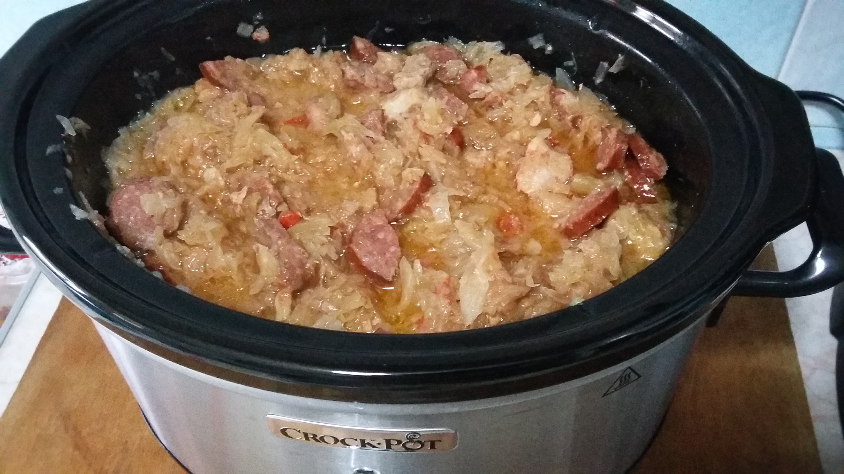 Varza dulce cu carnati si carne de porc la slow cooker Crock-Pot