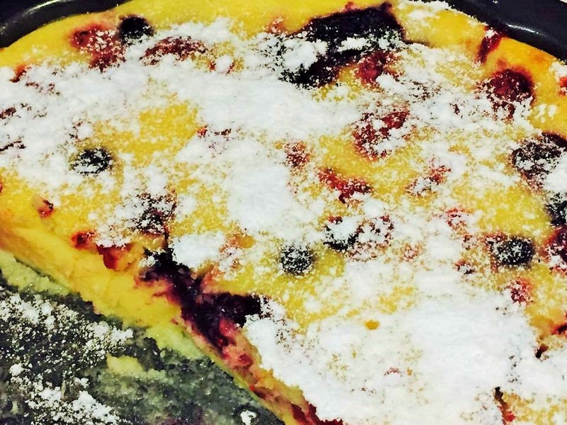 Clafoutis cu lamaie si fructe de padure