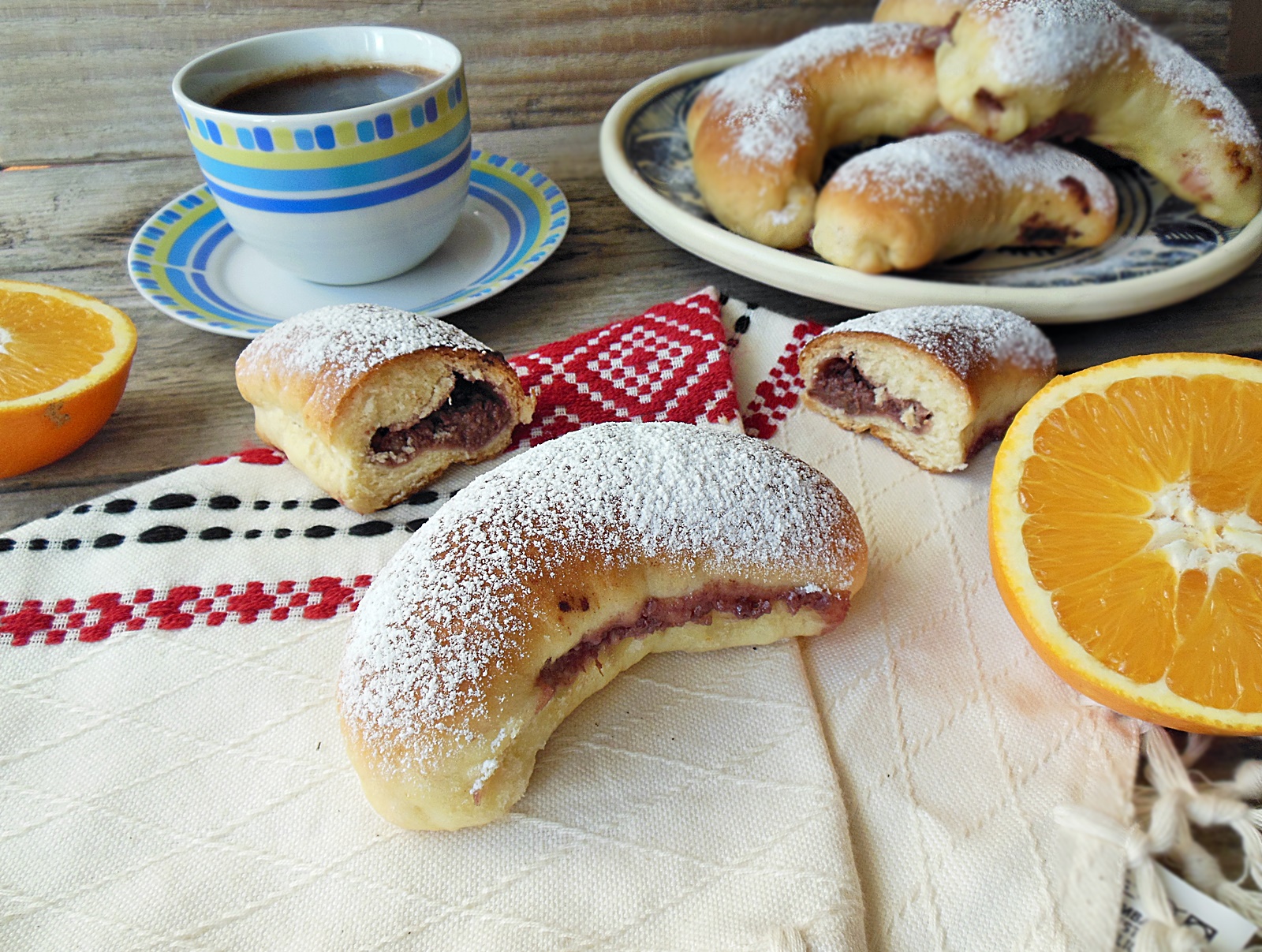 Cornuri cu suc de portocale gem de prune si nuca